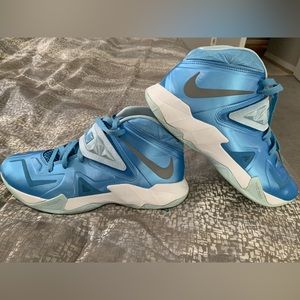 Nike Brand LeBron Solider 7 Basketball sneakers in NC Baby Blue. (Rare color)